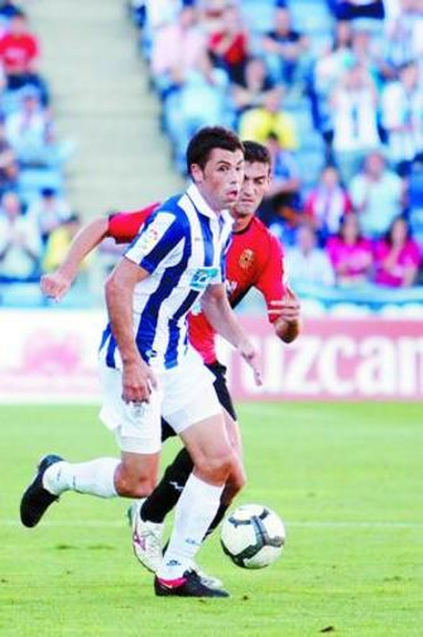 El recreativista Javi Fuego conduce el balón ante un rival.