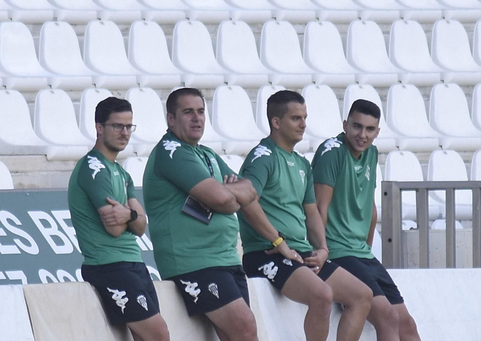 Sandoval sigue el entrenamiento junto a los fisios del primer equipo.