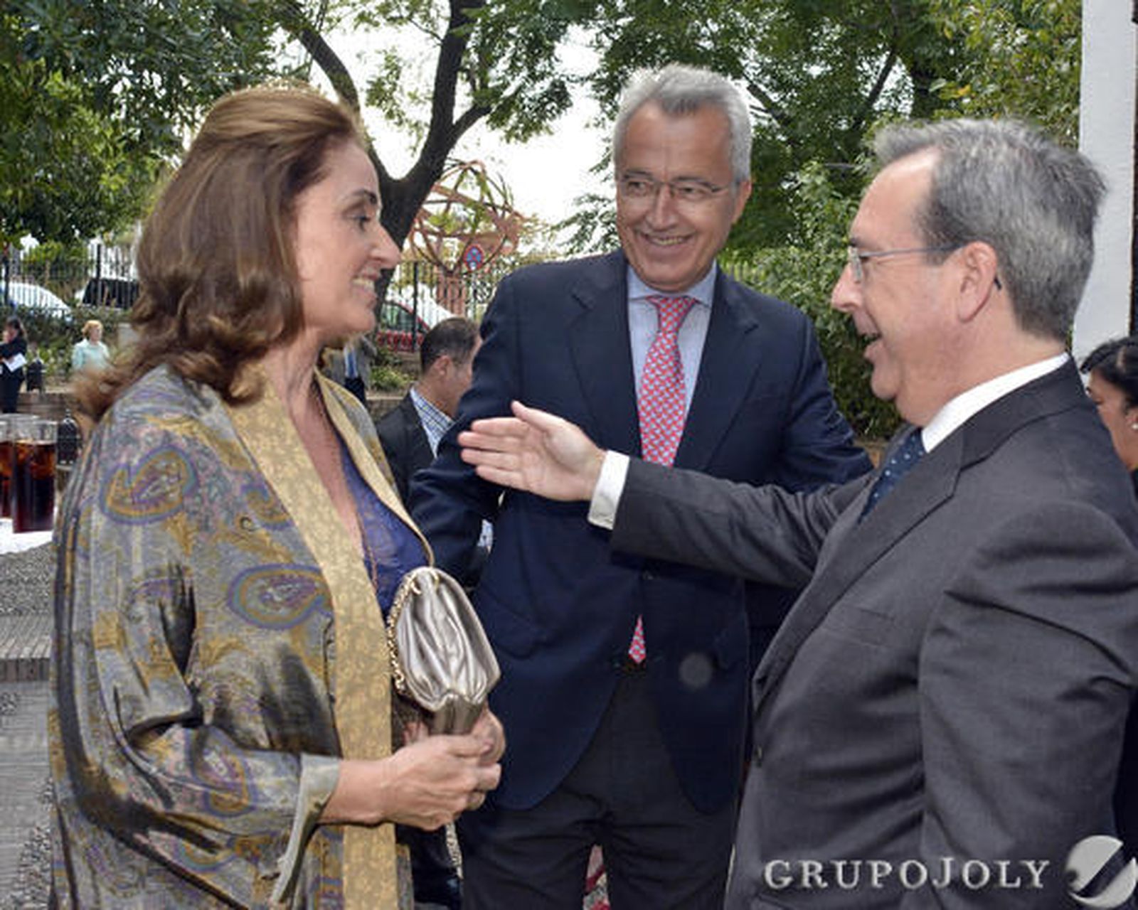 El notario Pablo Gutiérrez-Alviz y su mujer, Concha Velasco, con Juan Carlos Fernández, director general del Grupo Joly.

Foto: Belen Vargas-Juan Carlos Vazquez-Manuel Gomez