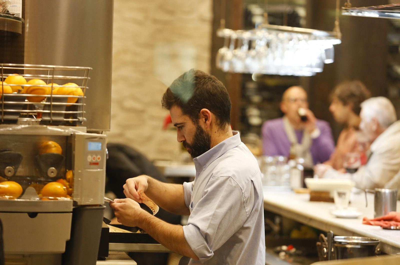 Un camarero trabaja en una cafetería en Málaga