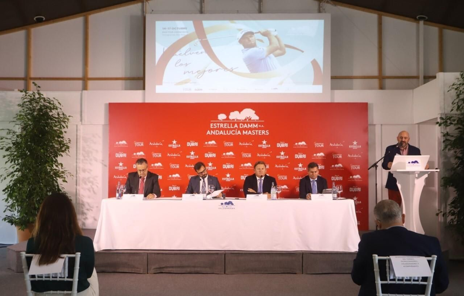 Gavino, Cardenete, Reviriego y Mansilla, en la mesa; de pie, Óscar Díaz