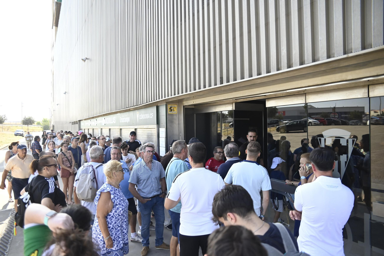 Vuelven las colas a El Arcángel: El Córdoba CF inicia la fase de nuevas altas en su campaña de abonos