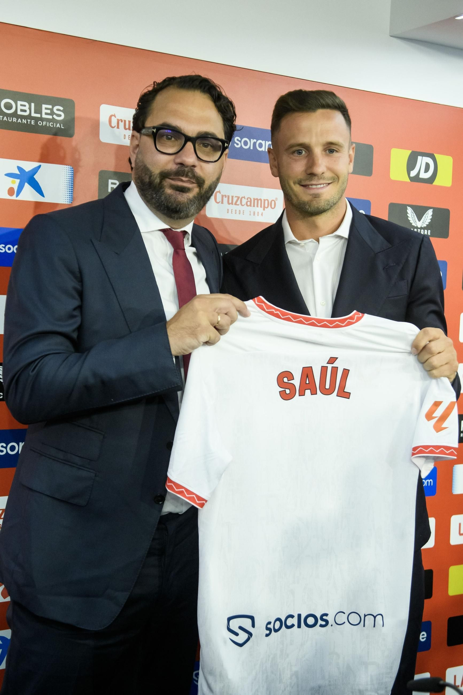 Las fotos del pobrísimo paso de Saúl Ñíguez por el Sevilla