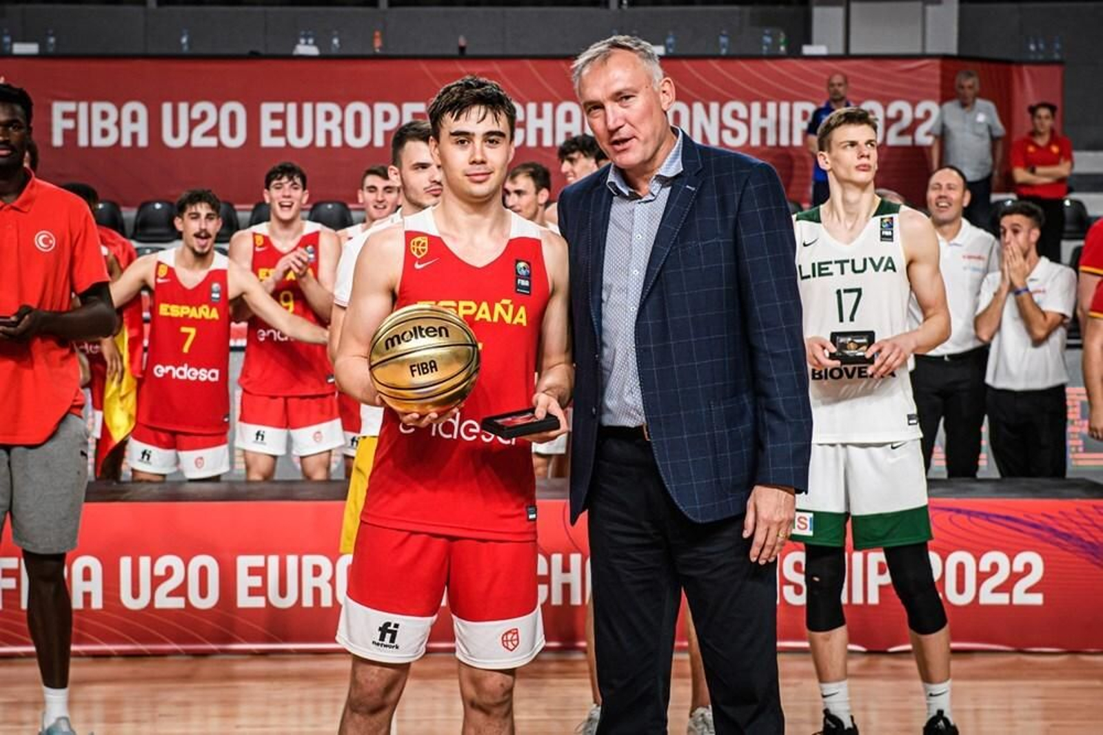 Juan Núñez, con el trofeo de MVP del Europeo sub 20.