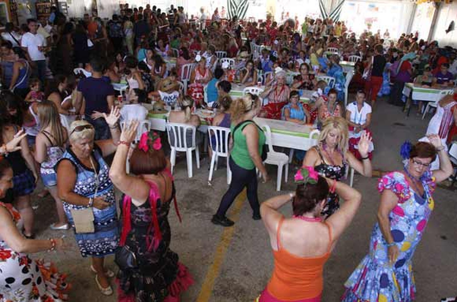 Ni el calor ni la posible resaca de la noche impidieron que las mujeres, ataviadas con sus trajes reglamentarios, llenaran el recinto ferial

Foto: Rioja-Nuria Reina