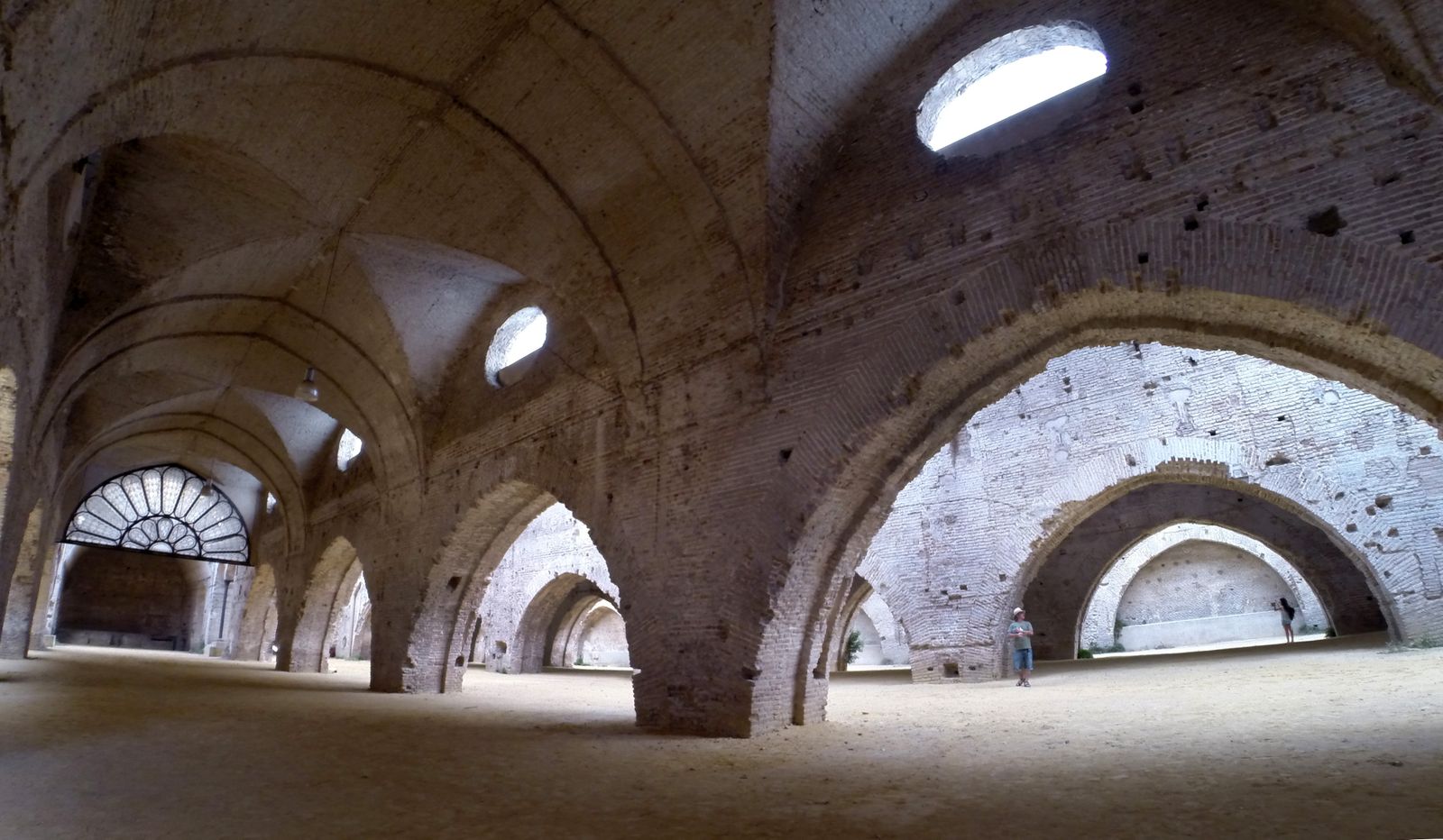 A Alfonso X se debe la construcción de las Atarazanas Reales.