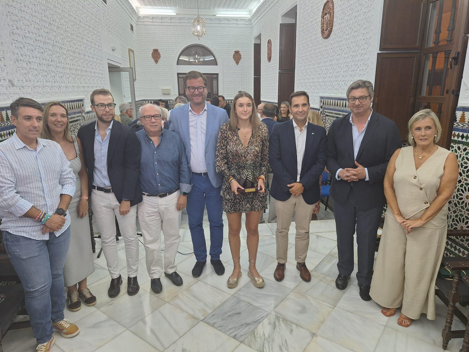 Foto de familia en el homenaje a Elena Torres en el Ayuntamiento de Puente Genil.