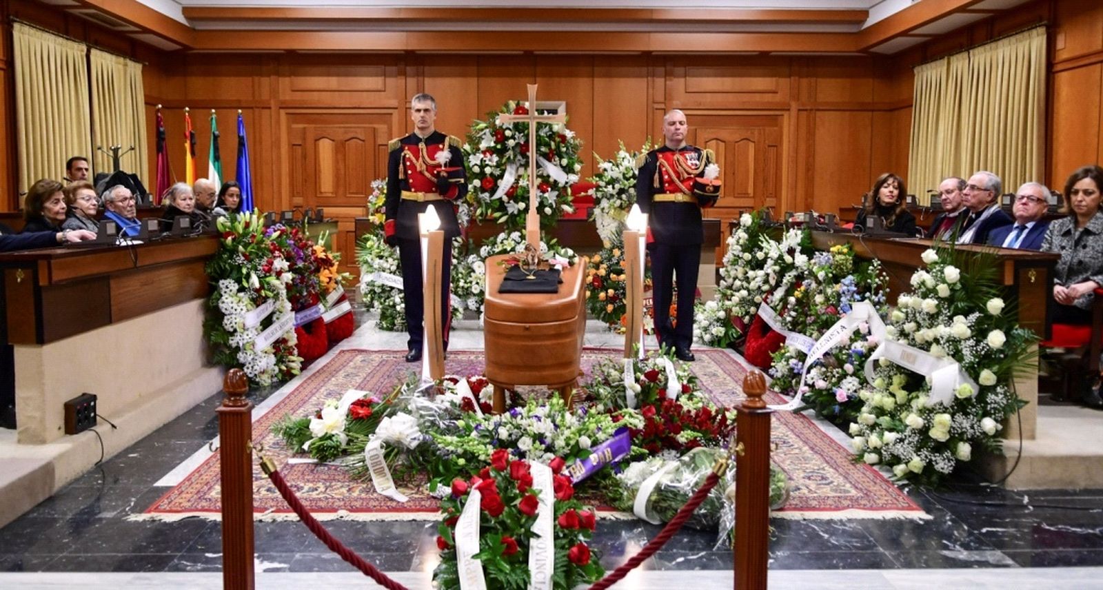 El féretro de Pablo García Baena, en la capilla ardiente entre la corporación municipal y sus familiares
