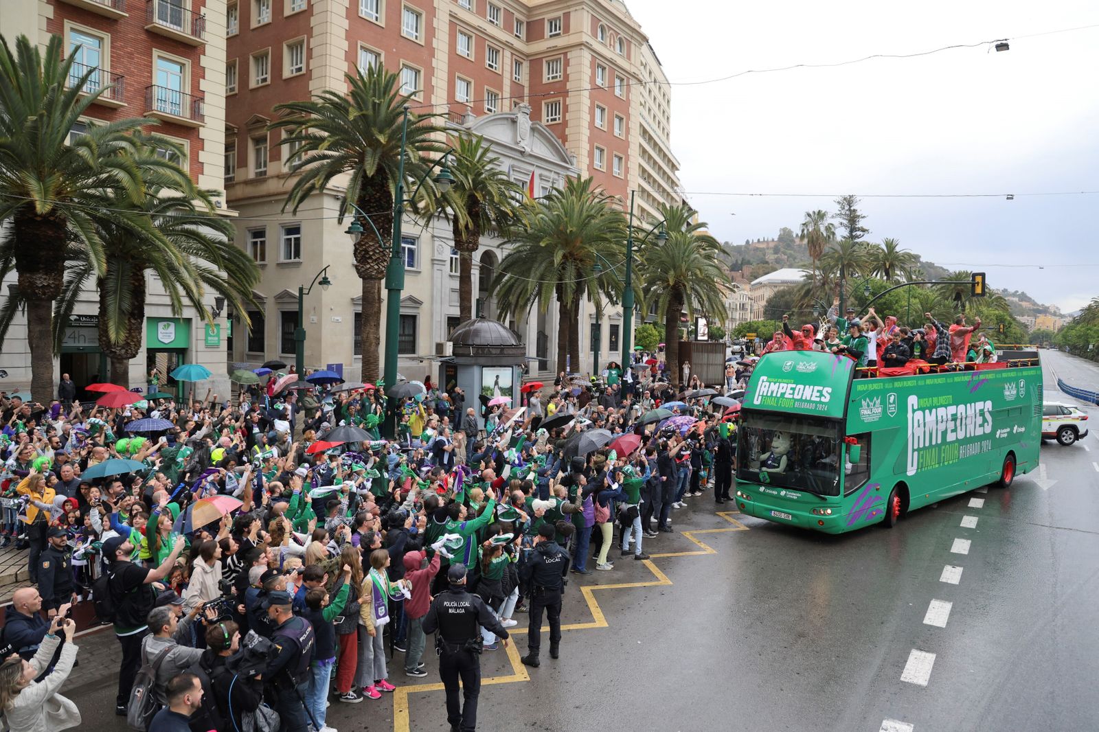 El Unicaja celebra en las calles de Málaga el título de la BCL