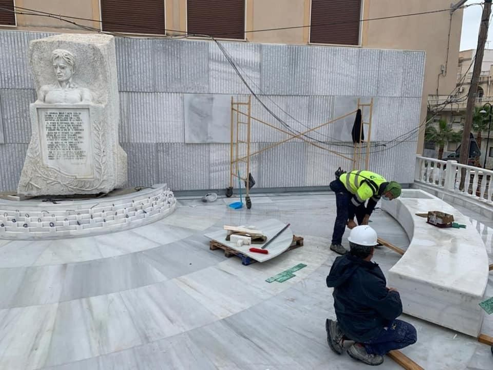 El Ayuntamiento renueva el Monumento al Cantero, seña de identidad de Macael