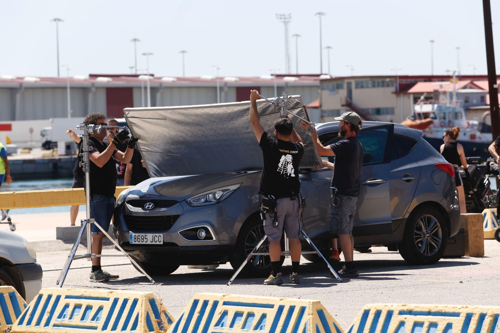 El equipo de rodaje de 'La desconocida', este martes en el muelle de ribera del Llano Amarillo.