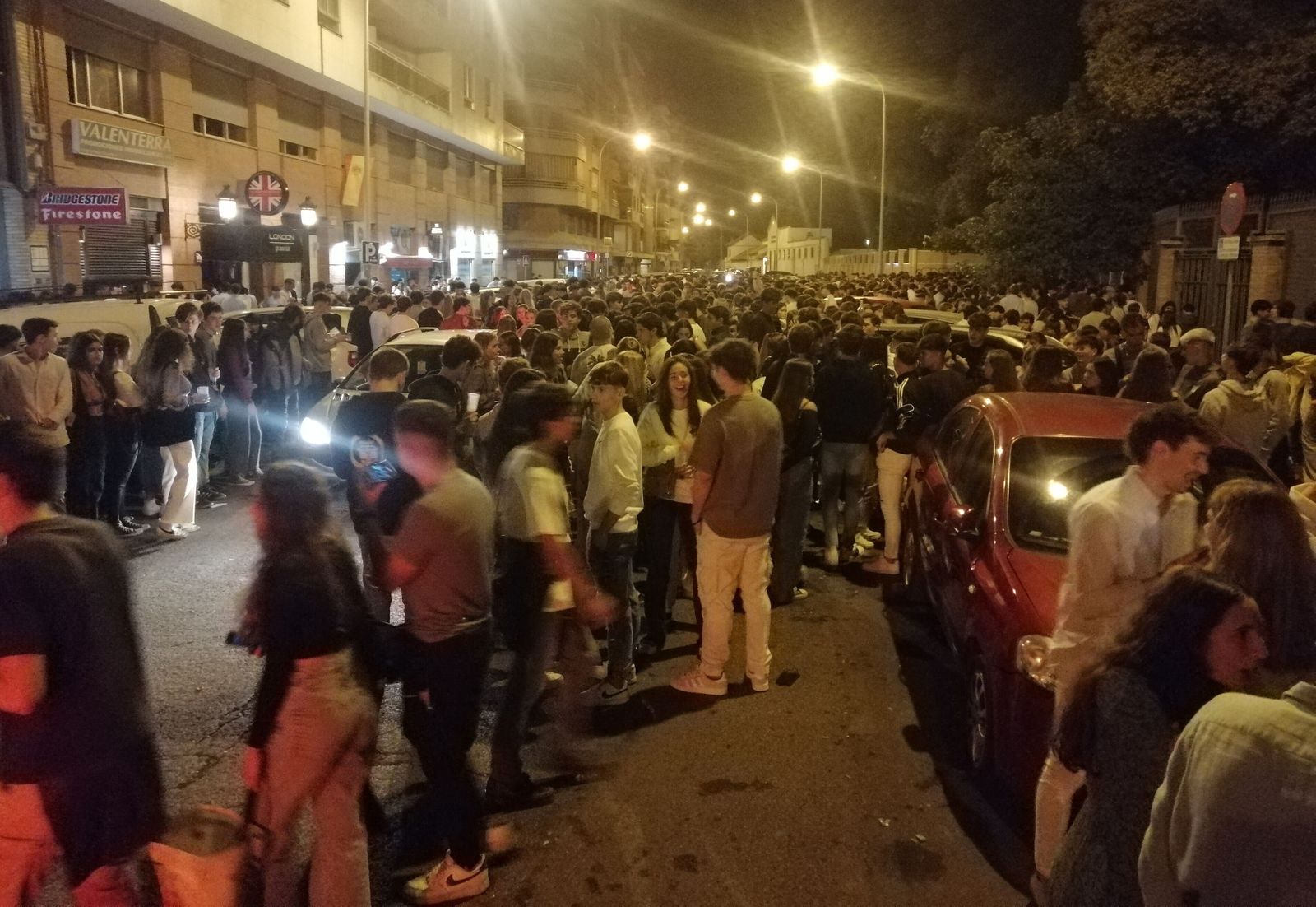 Reunión de jóvenes en la calle bebiendo alcohol