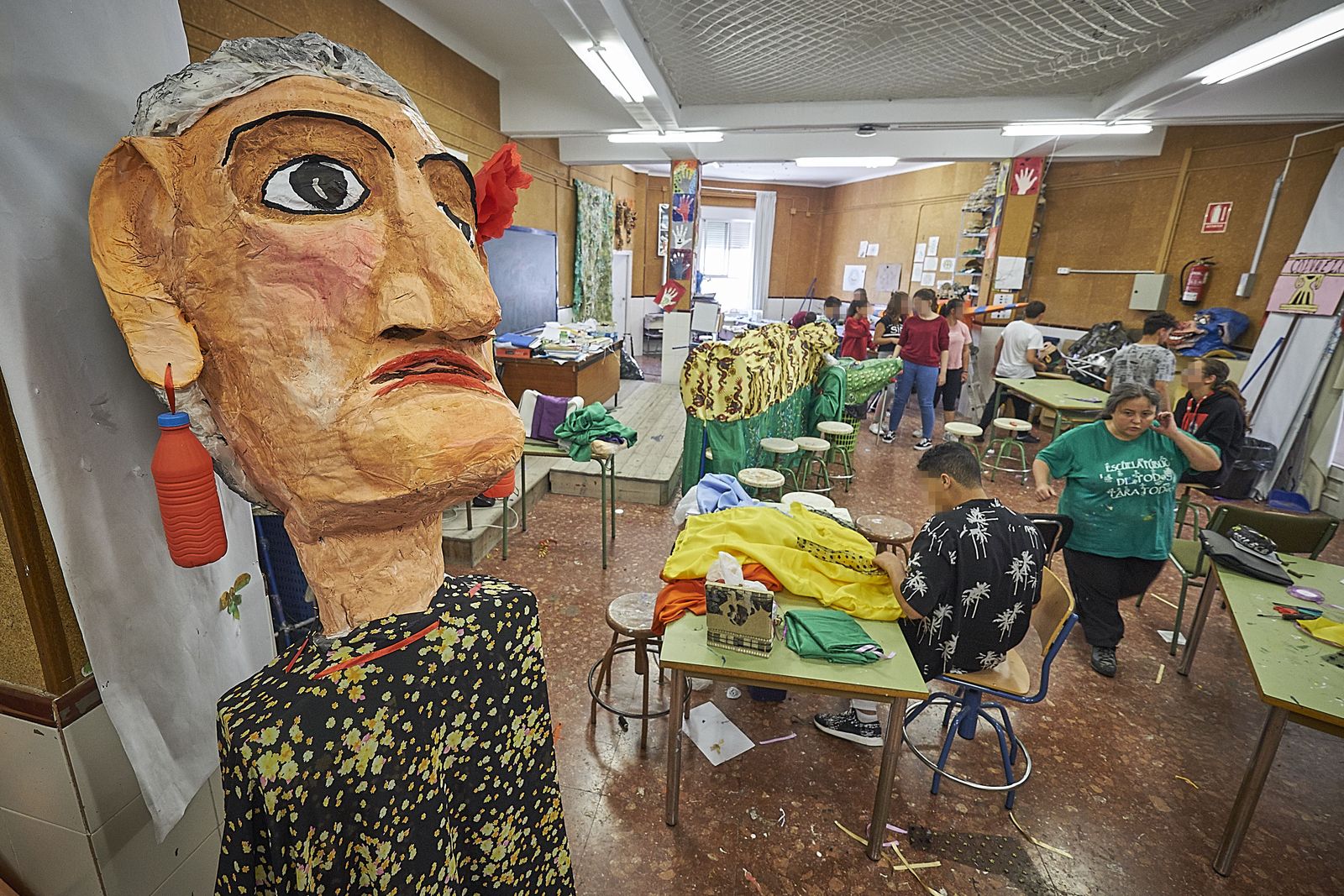 Marote gigante de la Tía Norica en el IES Columela donde la profesora Patricia Garzón y sus alumnos dan forma a los títeres del pasacalles del festival.