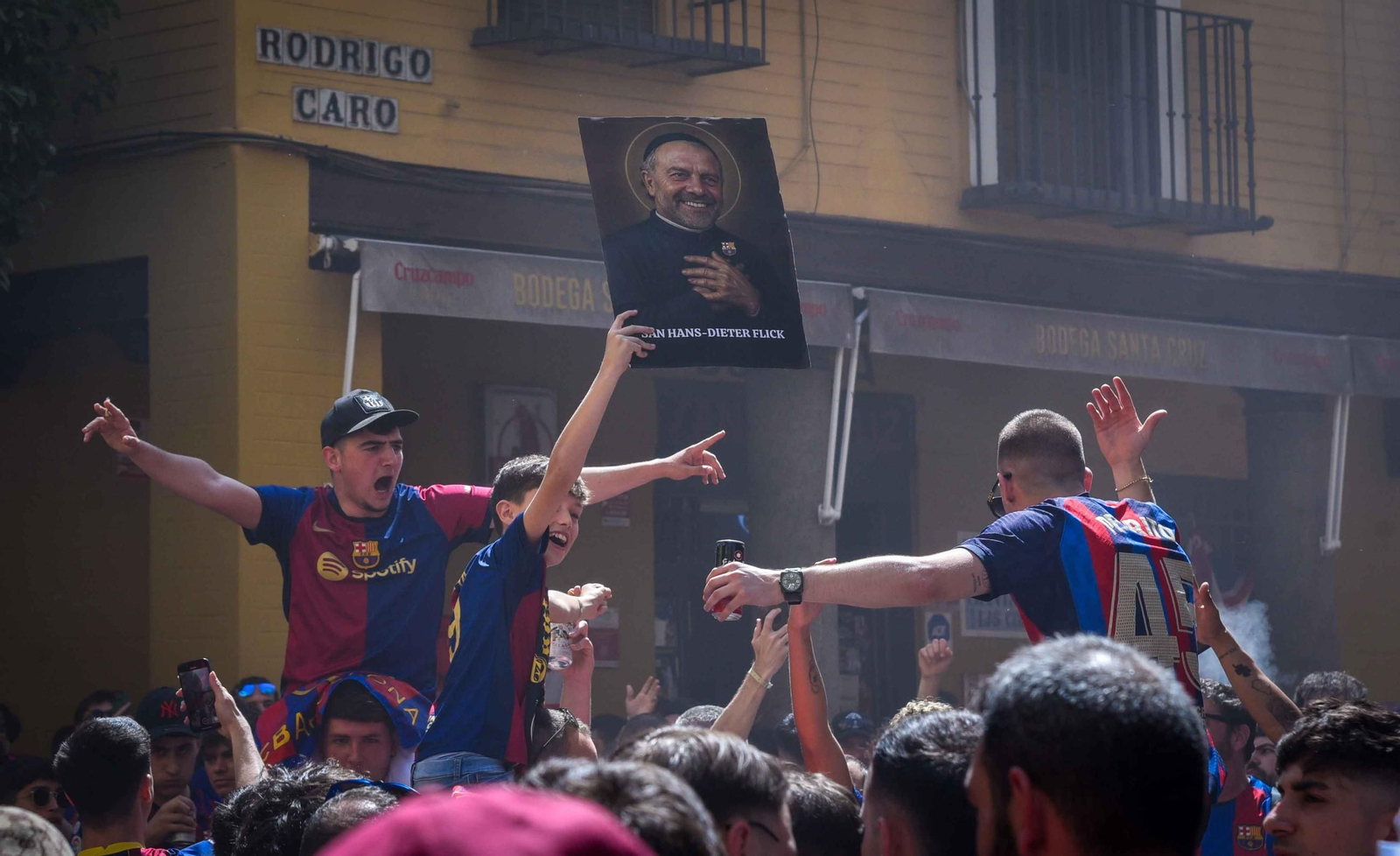 Aficionados del Madrid y del Barcelona toman las calles del centro de Sevilla