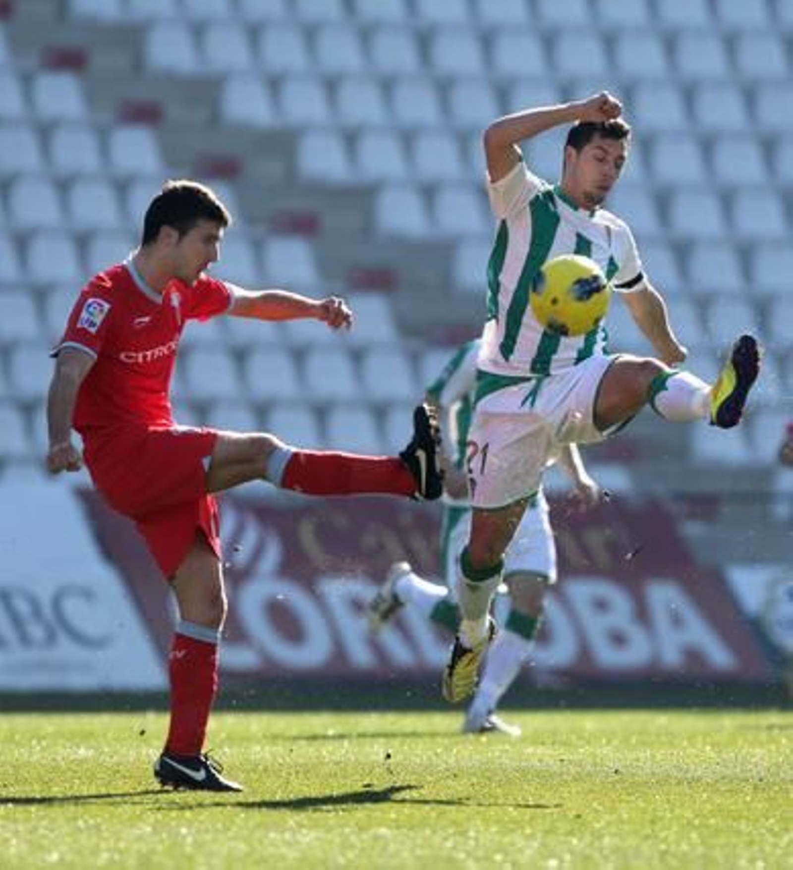 El Córdoba no puede coronar con una victoria su dominio ante el Celta de Vigo en el Arcángel (0-0). / José Martínez
