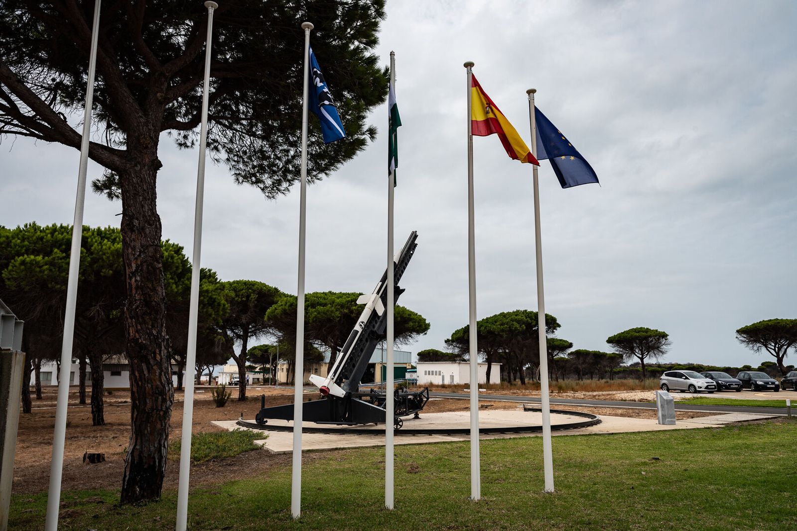 Instalaciones del INTA en el paraje de El Arenosillo, en Moguer, con un cohete expuesto en los jardines.
