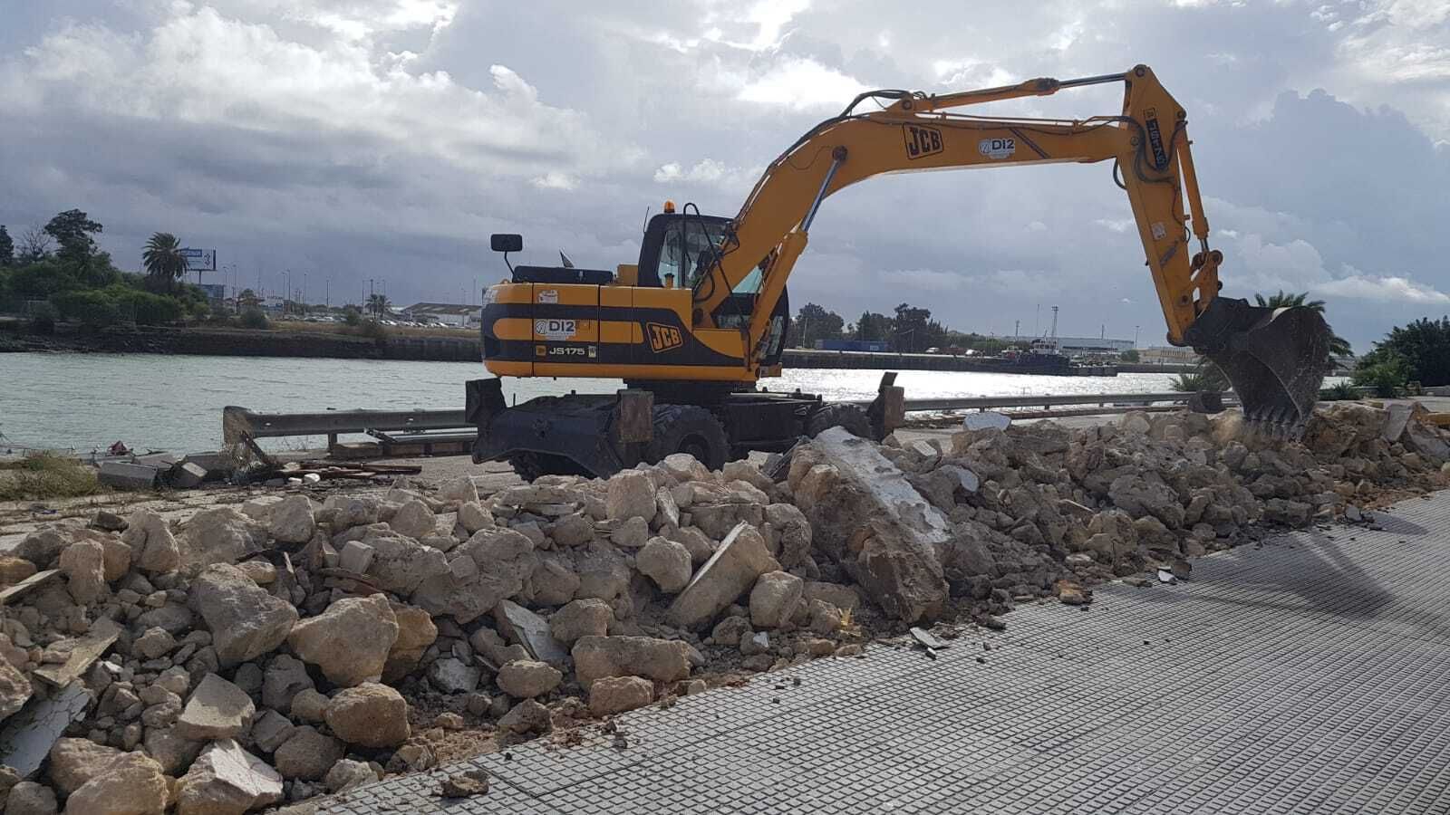 El muro que separa el paseo del Parque Calderón del antiguo aparcamiento ya está casi completamente demolido.