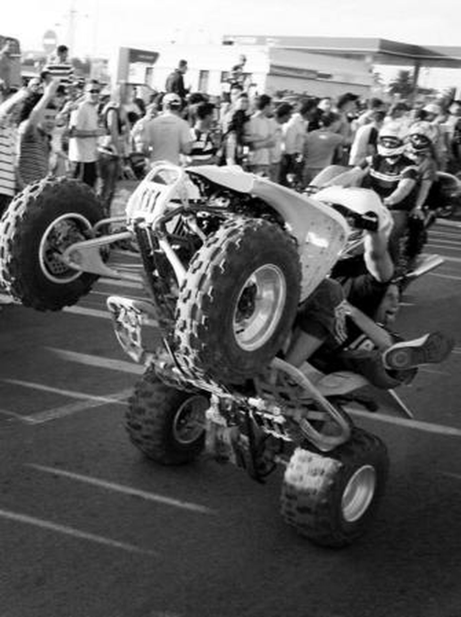 Un quad haciendo cabriolas en la antigua N-IV, frente al centro comercial Bahía Mar, durante la motorada.