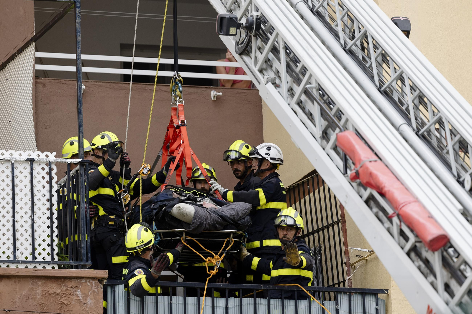 Imágenes de la operación para trasladar al hospital  Jose María Fernández, el hombre con obesidad mórbida