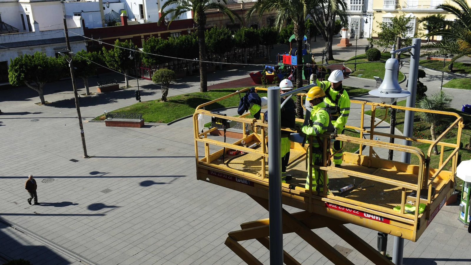 Una imagen de archivo tomada en el momento en el que se estaban instalando las farolas-catenarias del tranvía en la calle Real de San Fernando
