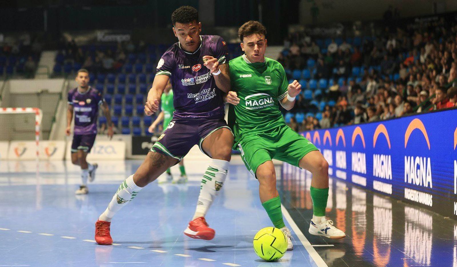 Kaué Pereira pugna con un jugador de Xota.