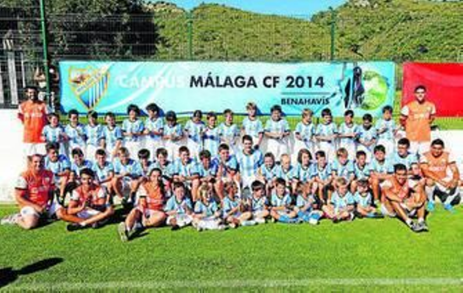 Luis Alberto, con los chavales del campus, ayer.