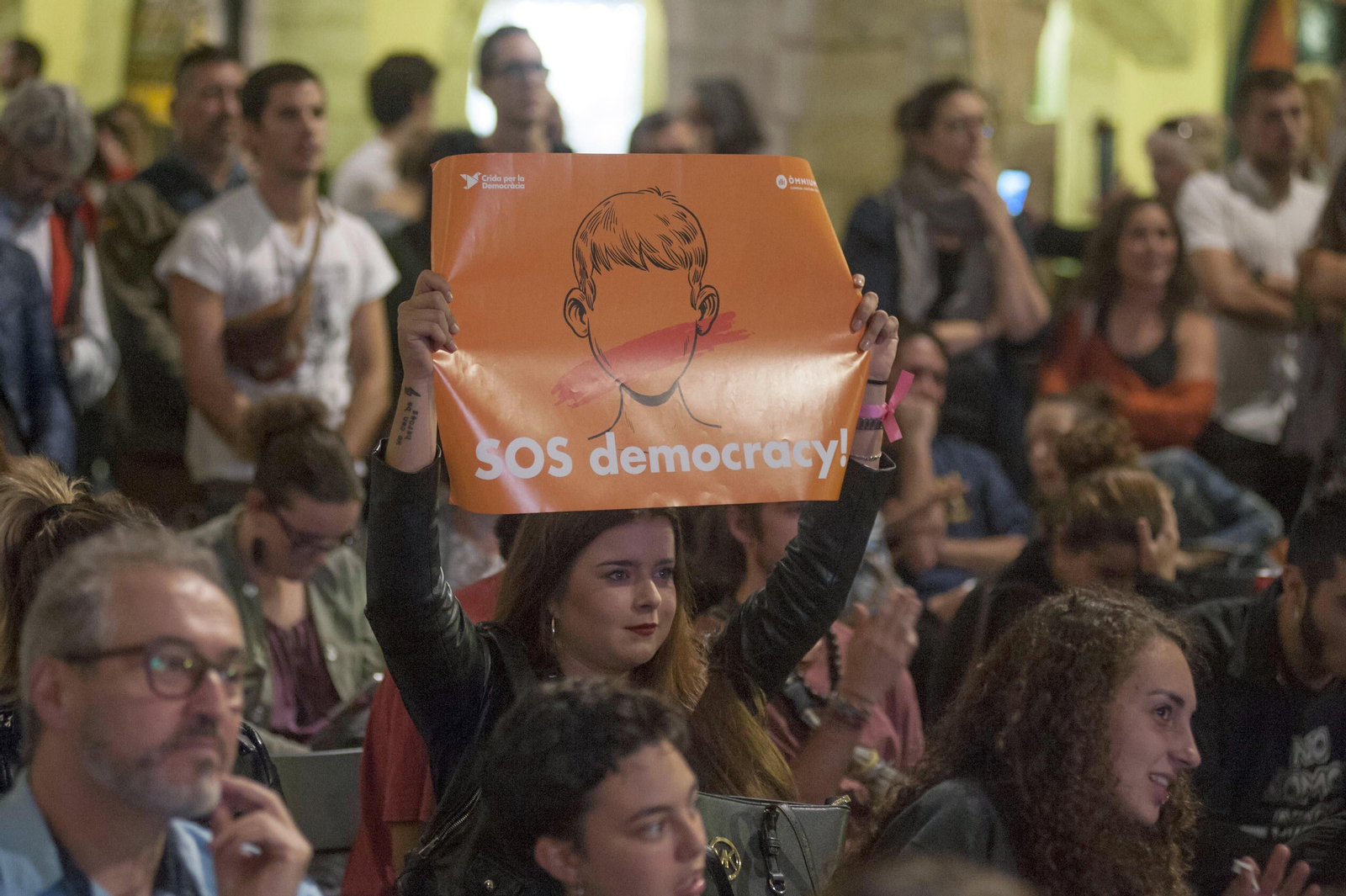 La declaración de la independencia catalana "en suspenso", en imágenes