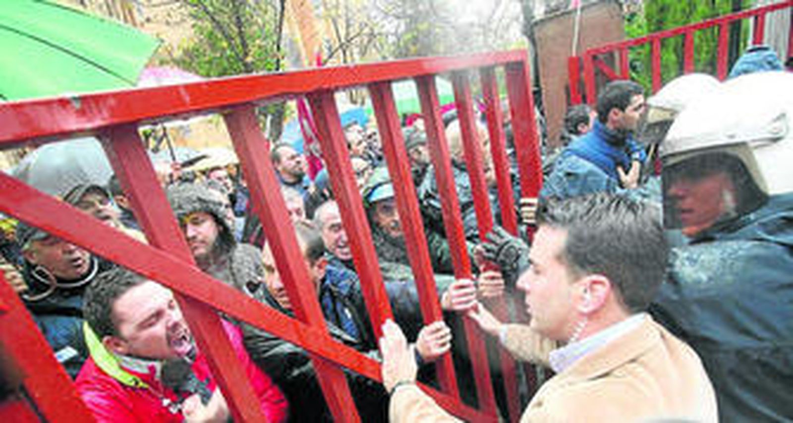 Empleados de Imtech Spain, afincada en el Campo de Gibraltar, protestan por despidos en una imagen de archivo.