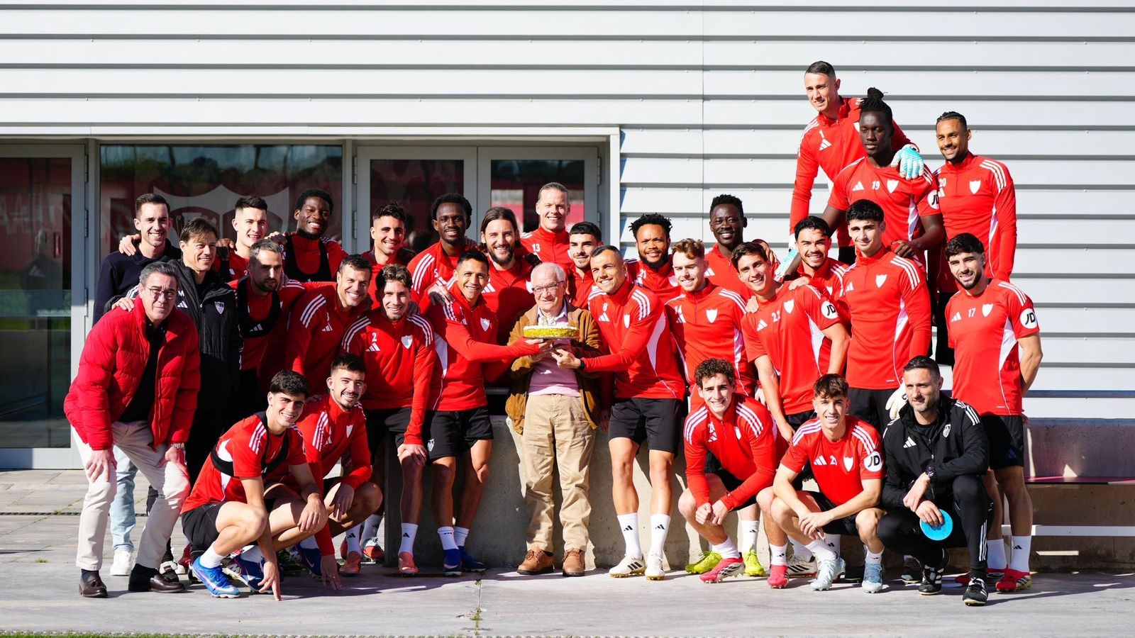 El primer equipo del Sevilla FC felicita a Paco 'El Carpintero' por su cumpleaños