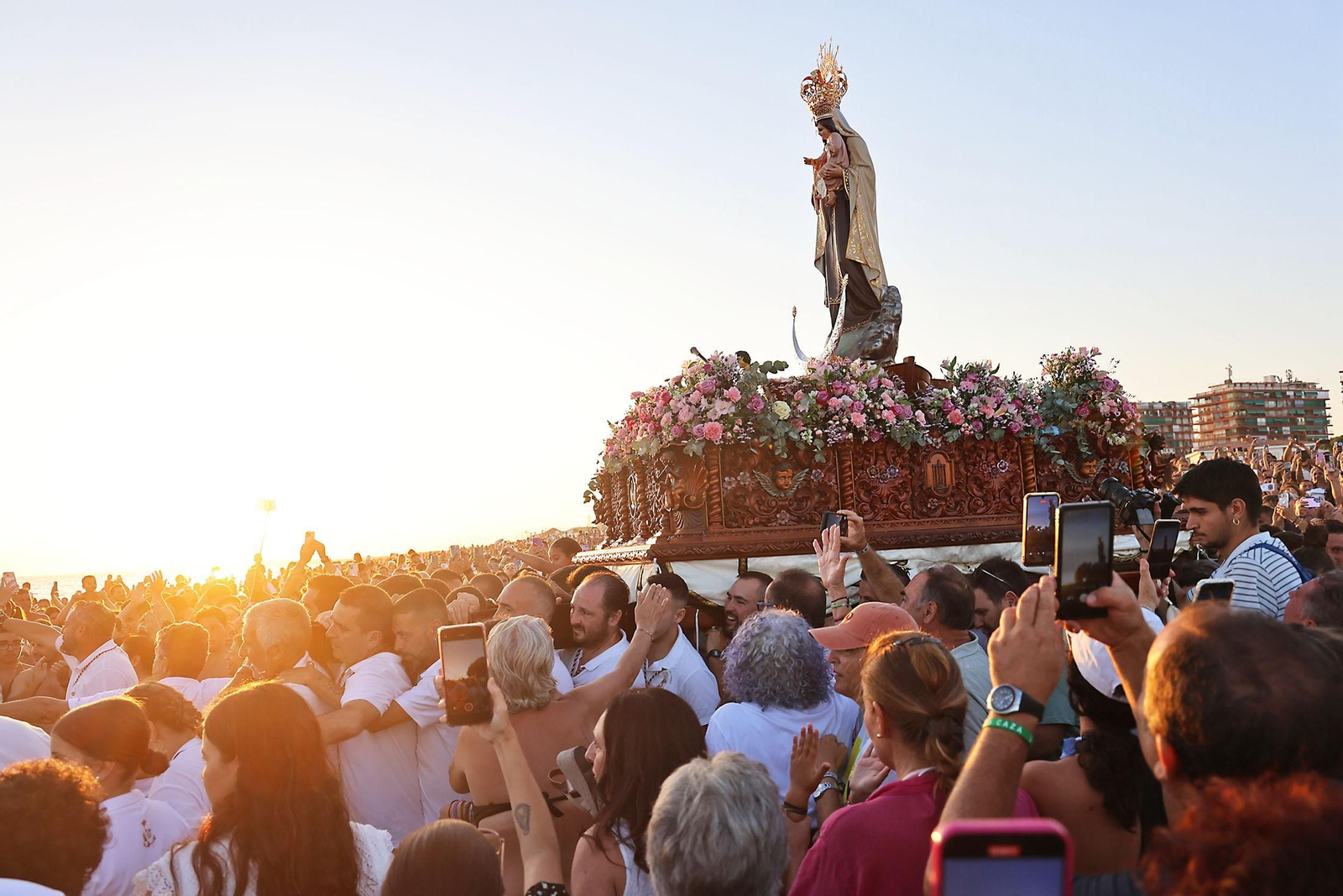 Imágenes de la Virgen del Carmen procesionando en Punta Umbría
