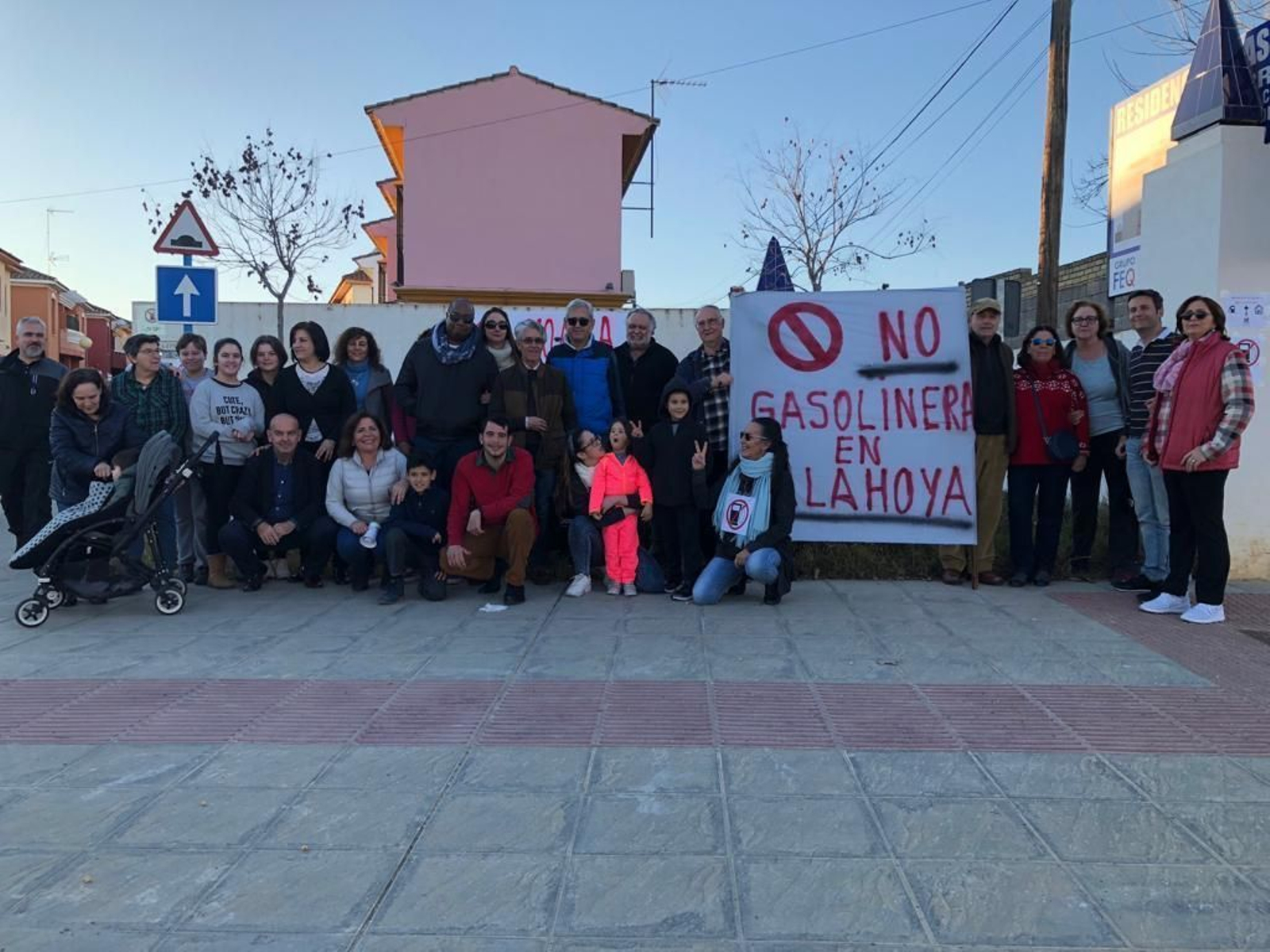 Vecinos de la urbanización Las Calahoyas, este viernes, tras atender a un programa de televisión.