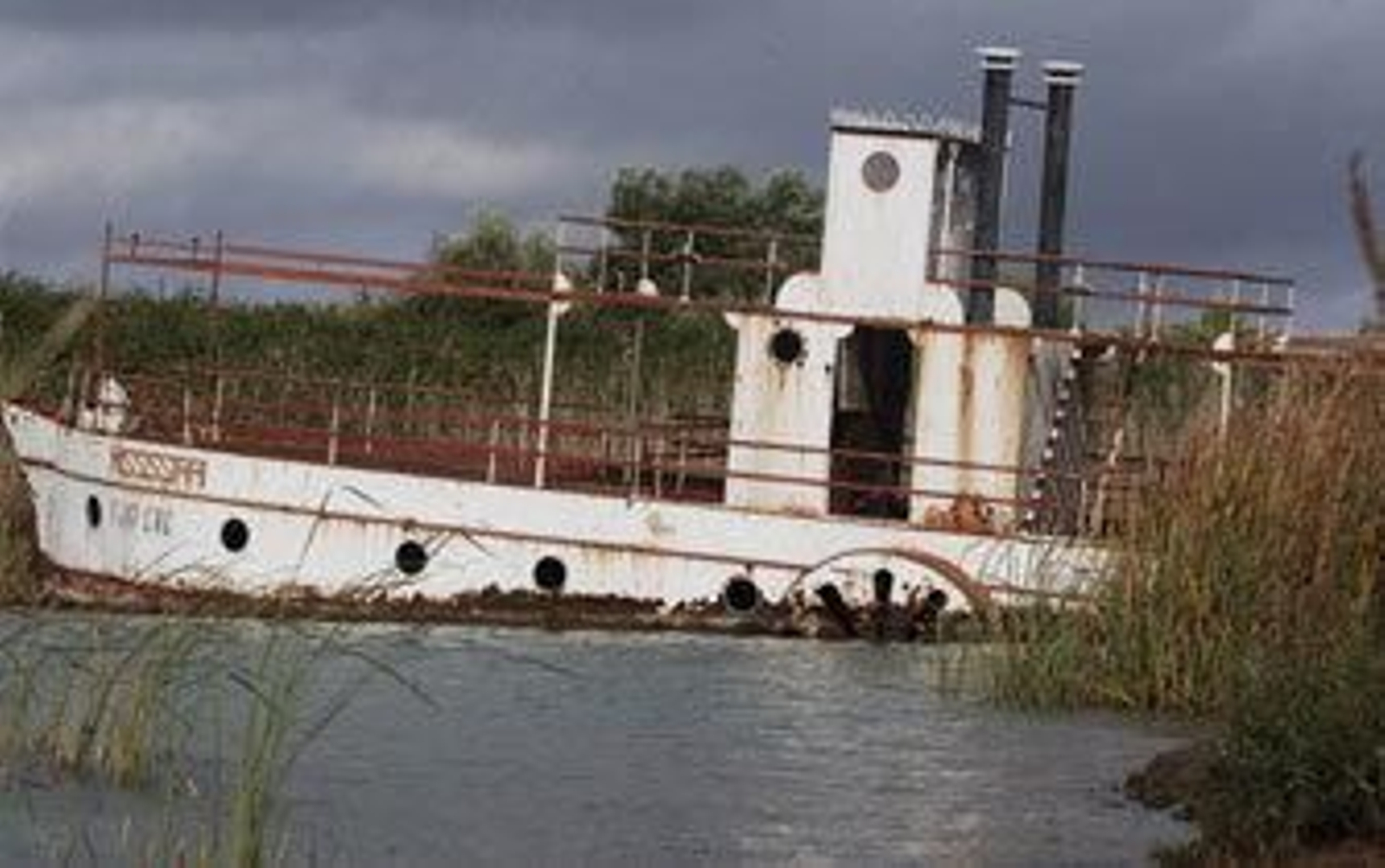 La embarcación de recreo se encuentra encallada en un tramo del Lago de Arcos, con un alto grado de oxidación por el agua y el paso del tiempo./Ramón Aguilar
