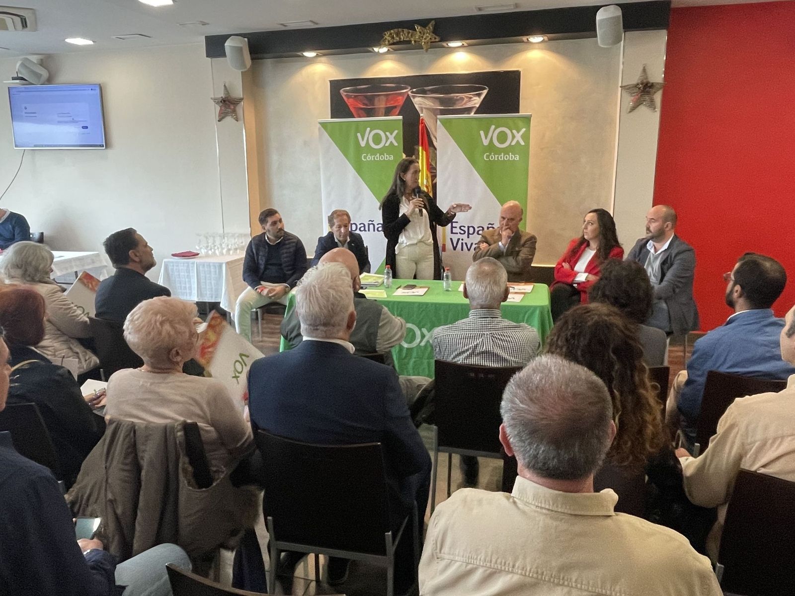 La presidenta de Vox Córdoba, Paula Badanelli, interviene en una reunión con militantes del partido