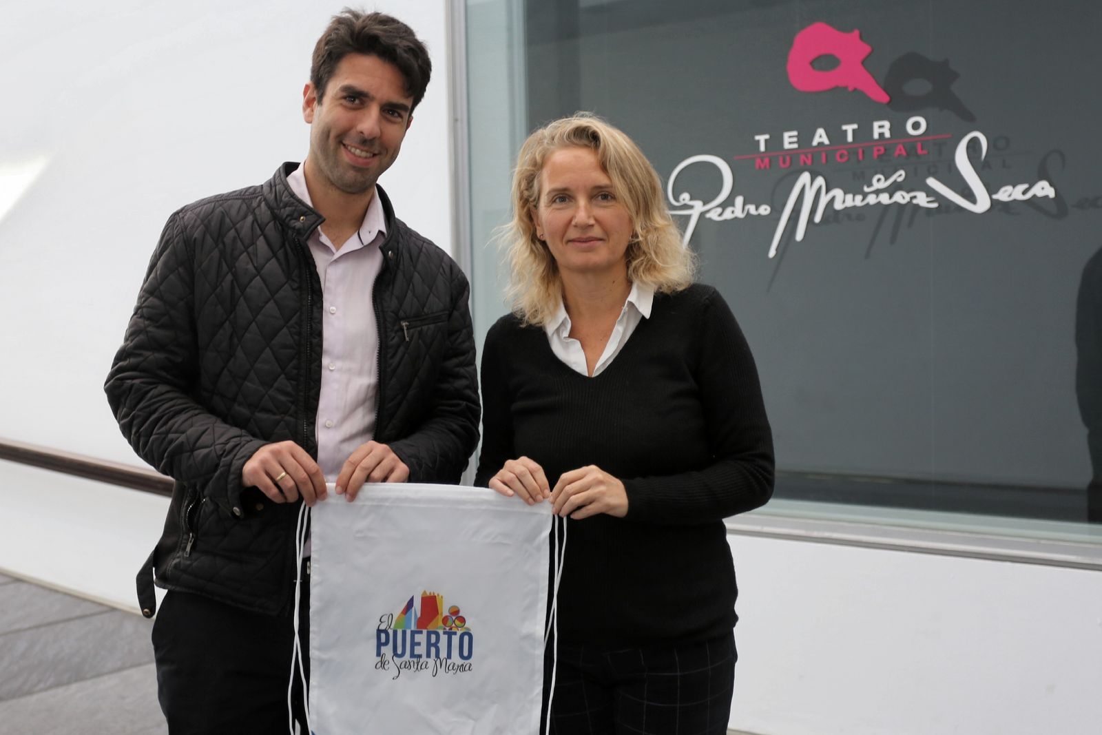 Diego Valdivía y Lola Campos en el teatro Pedro Muñoz Seca durante la reunión.