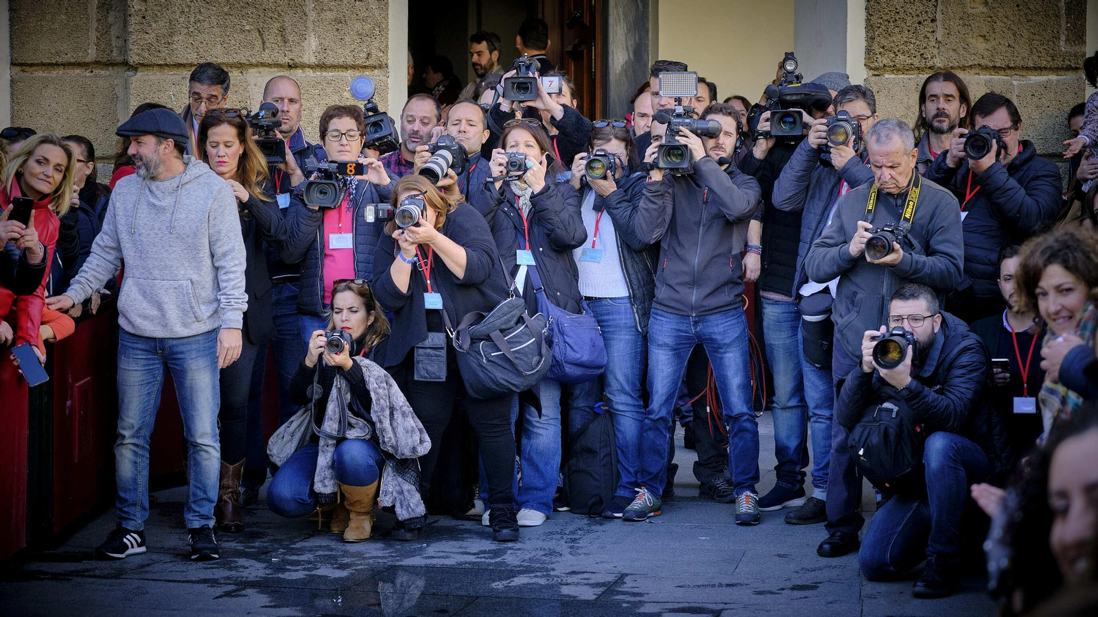 Los Reyes Magos saludan desde el balcón del Ayuntamiento