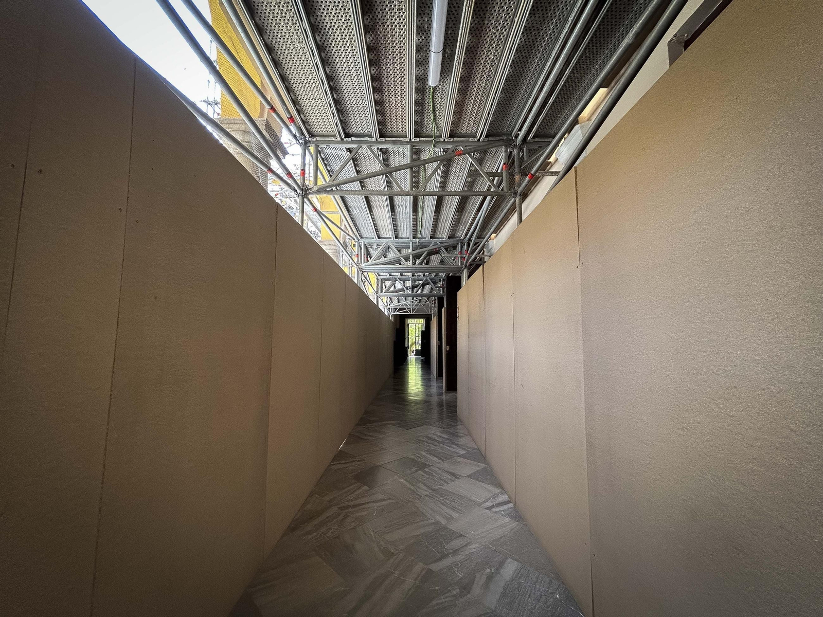 Andamios en la Facultad de Derecho de Granada.