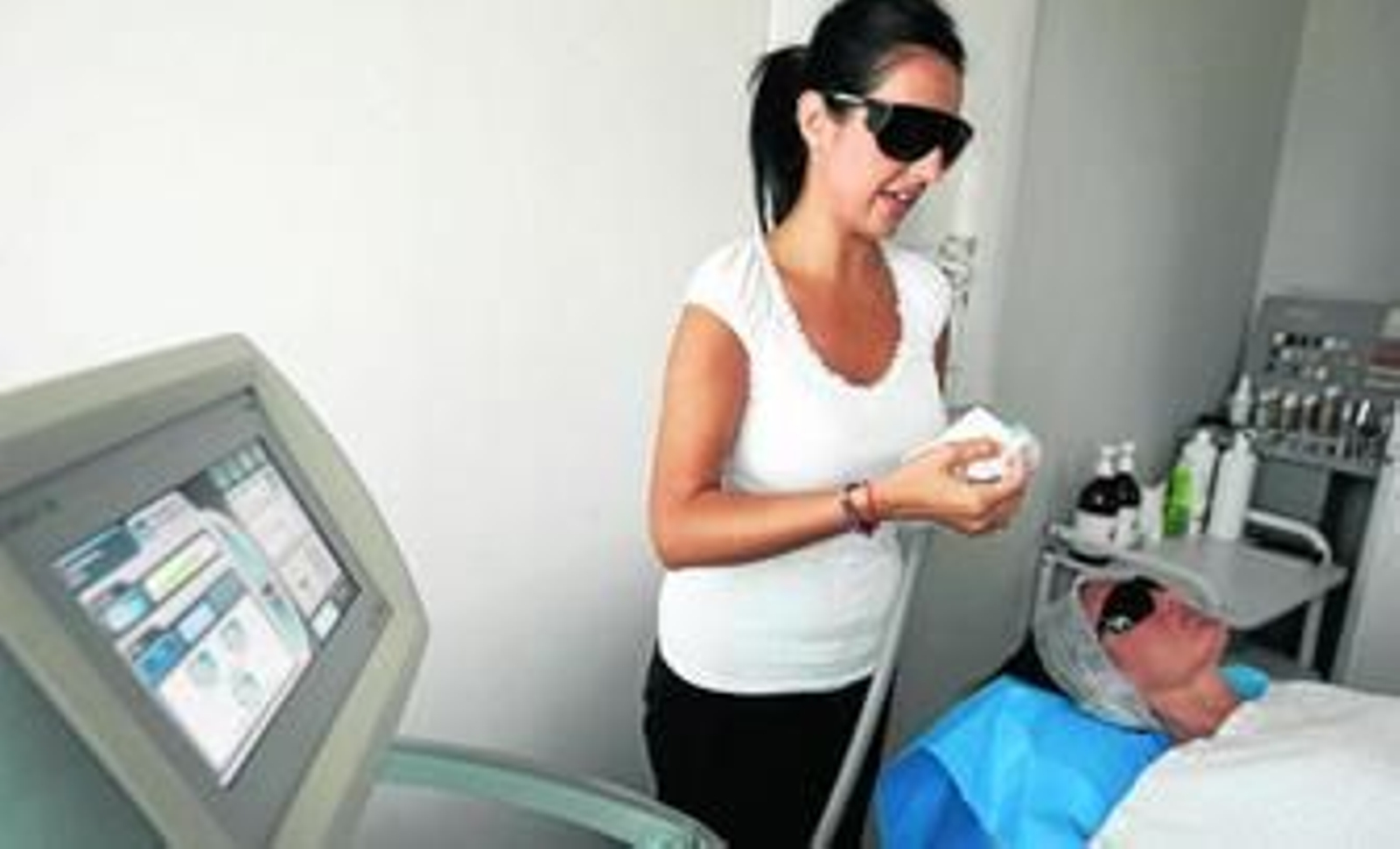 Gemma Rull realiza una sesión de fotodepilación en su centro.