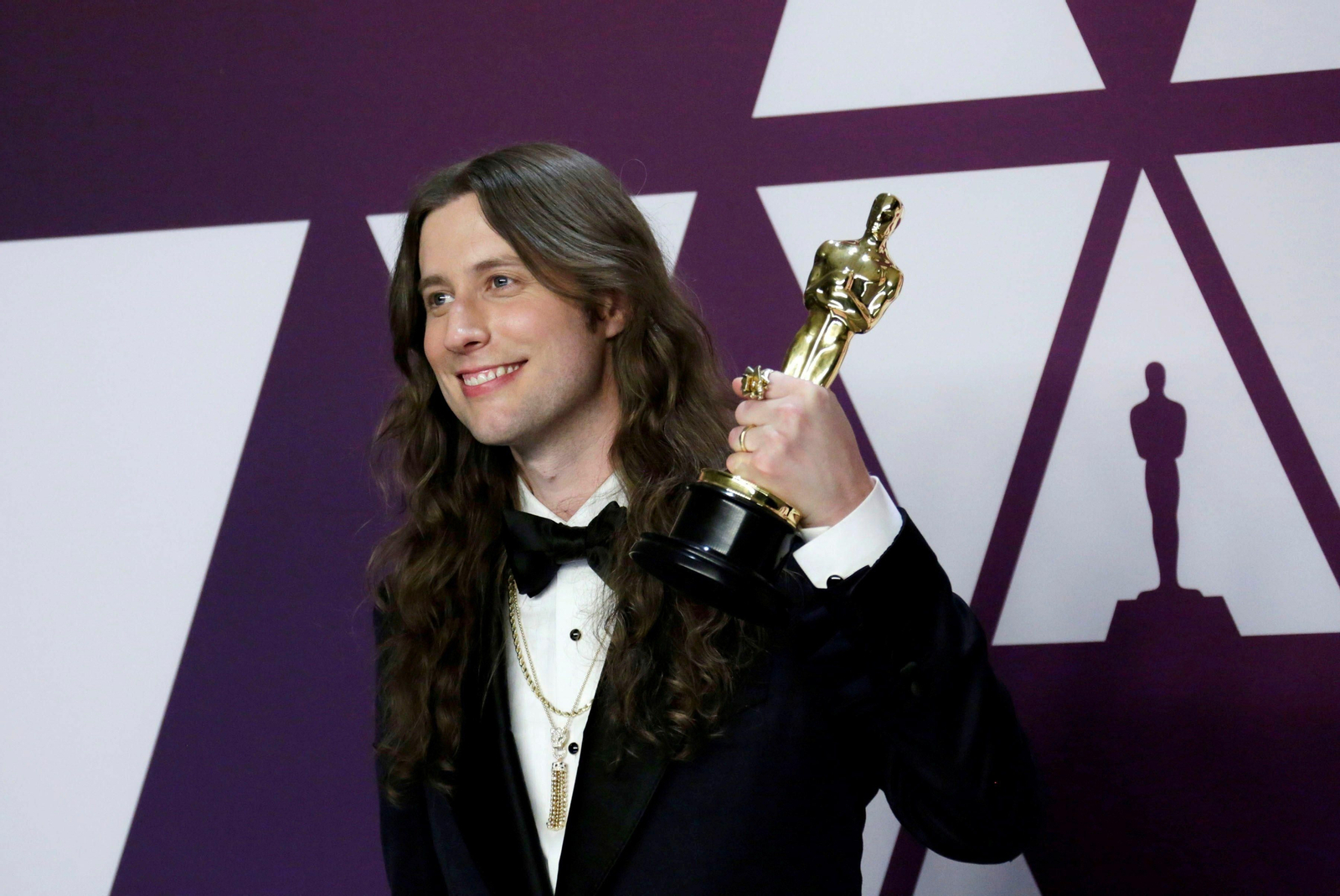 El compositor Ludwig Goransson posa con la estatuilla a Mejor banda sonora por 'Black Panther '