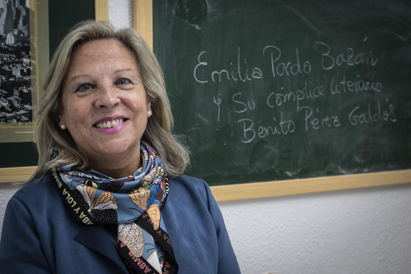 La filóloga almeriense Adelina Batlles Garrido, afincada en Granada, posa en un aula de su academia de inglés