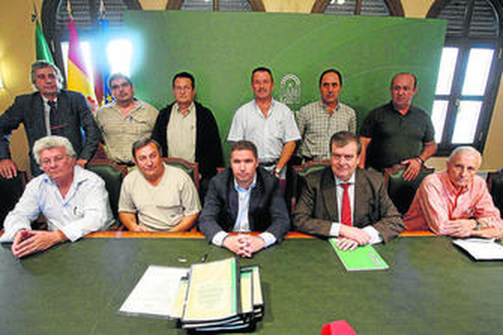 Rey, junto al gerente de Egmasa y los representantes de las nueves sociedades de cazadores.