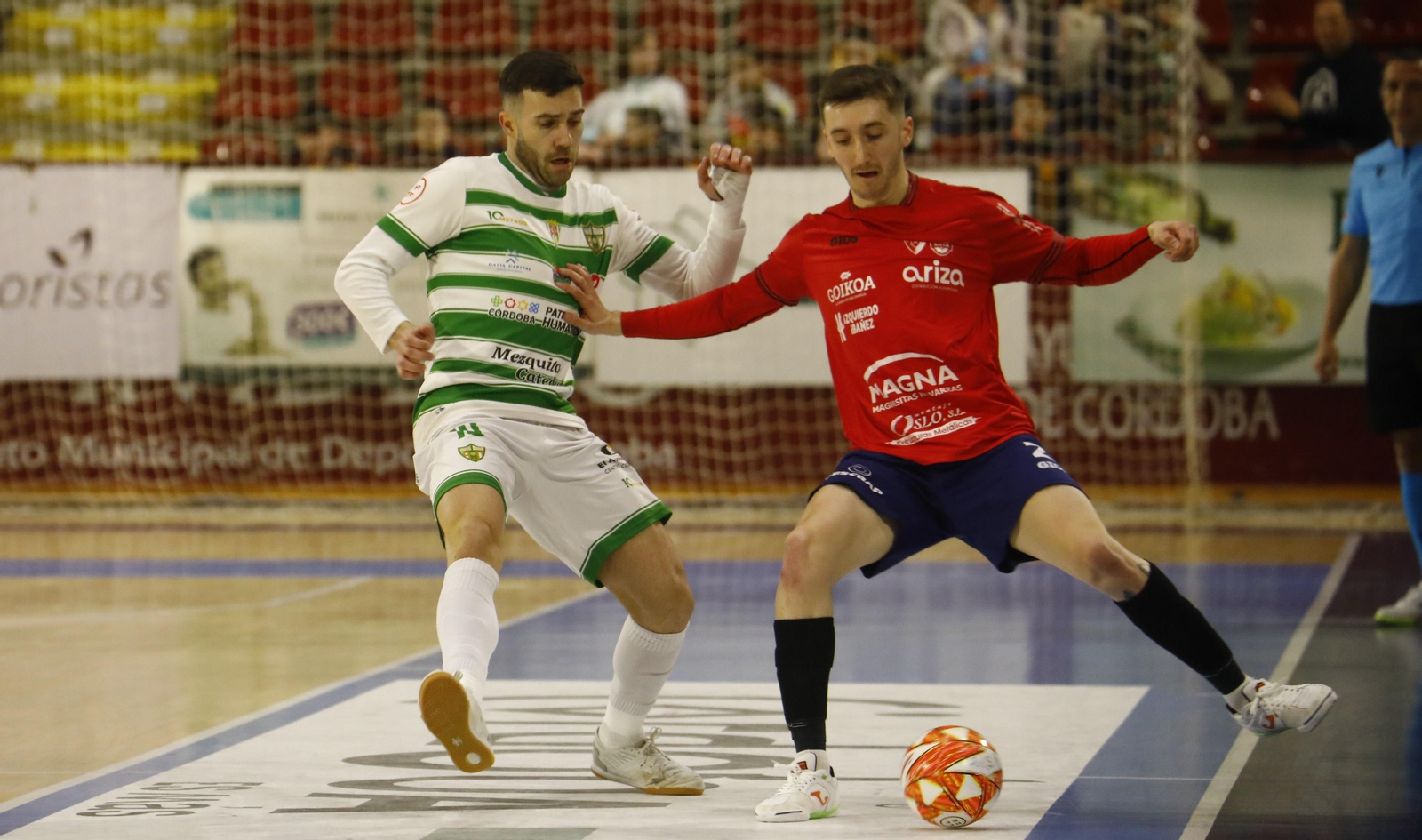 Saura presiona a un rival en Vista Alegre.