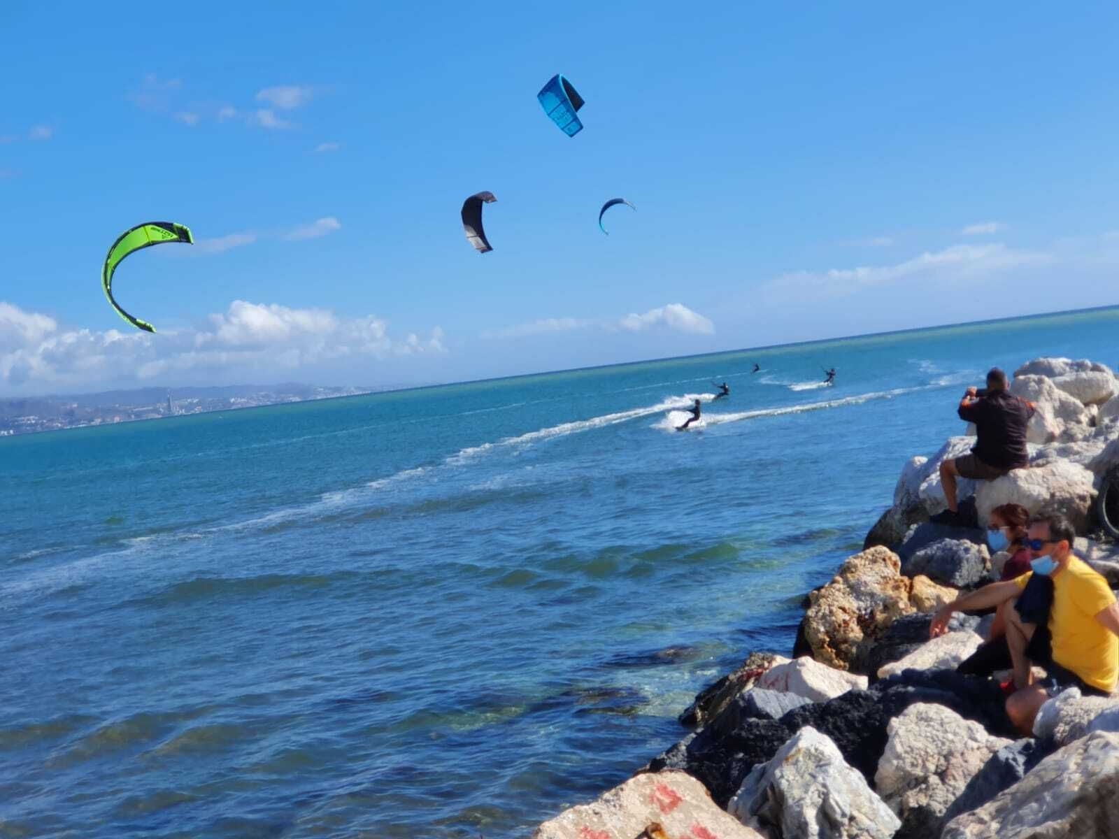 Domingo de kitesurf en la playa de Sacaba de Málaga, en fotos