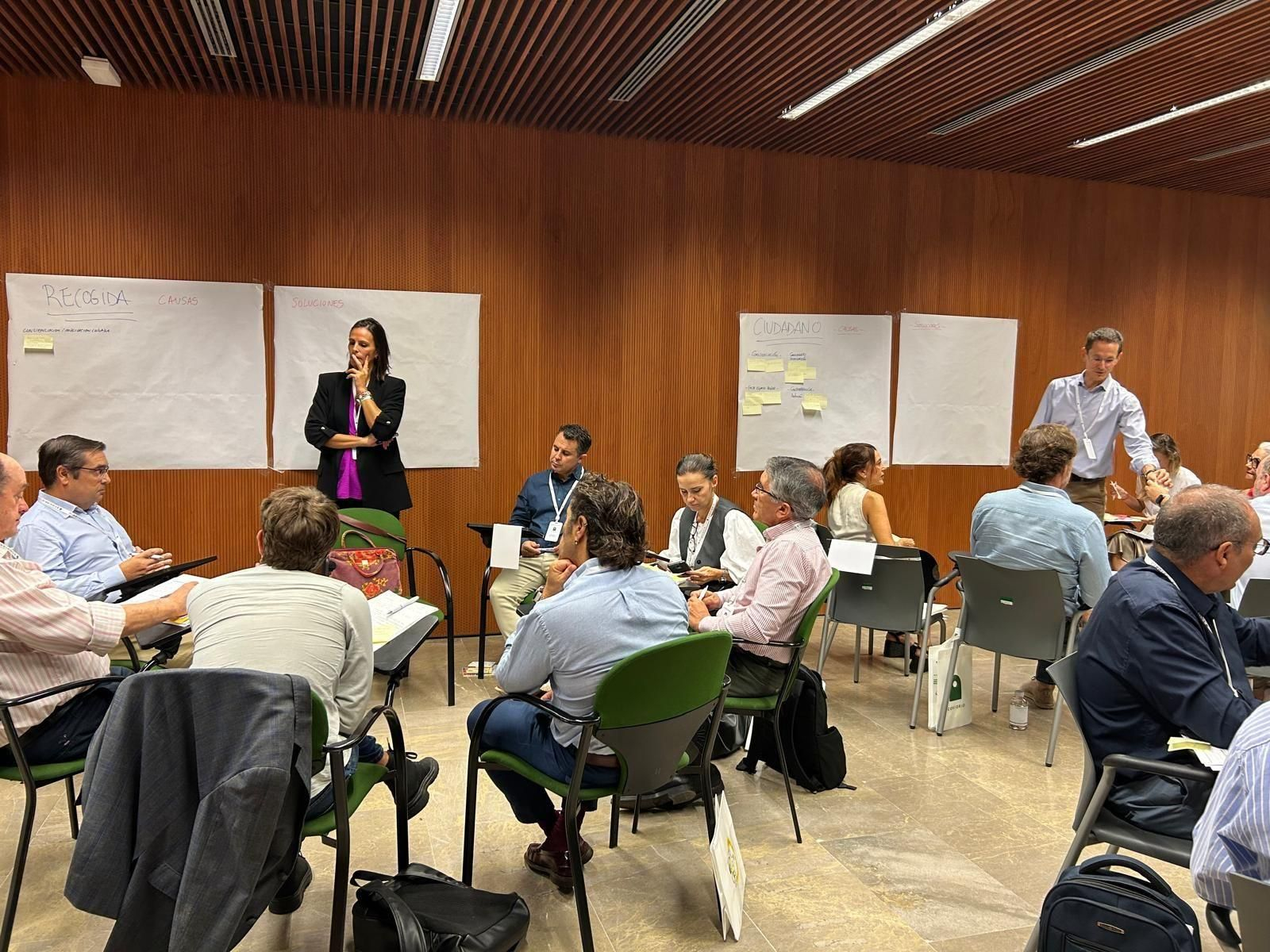 Ecovidrio, la Junta de Andalucía y la FAMP reúnen en una sesión de design thinking a más de 30 representantes de la Administración, la hostelería y cadena de reciclado para impulsar la mejora del reciclaje en la región