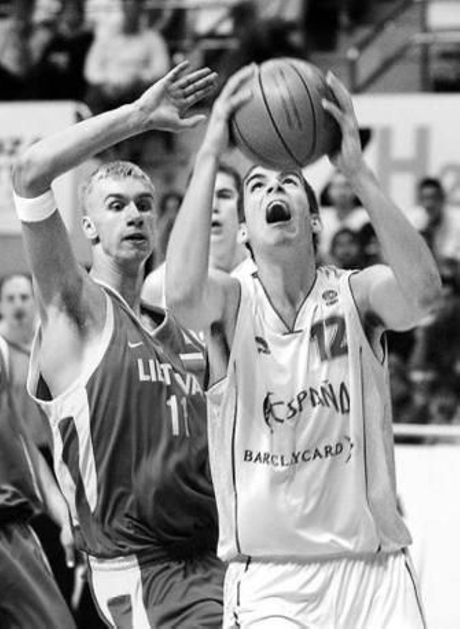 Andriuskevicius intenta taponar al español Suárez.