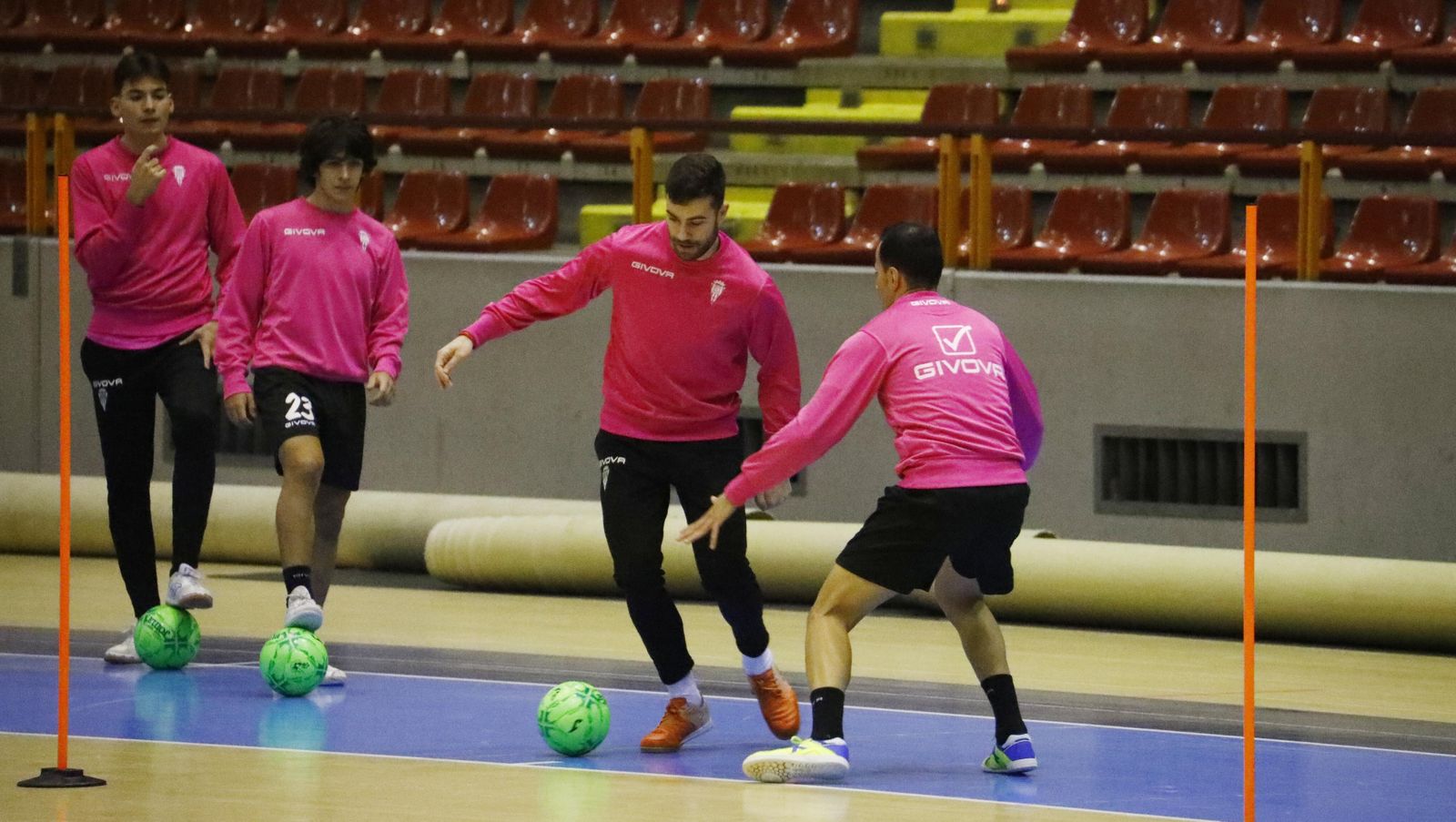 Alberto Saura, ya recuperado de sus problemas físicos, encara a Boyos en el entrenamiento de este martes.