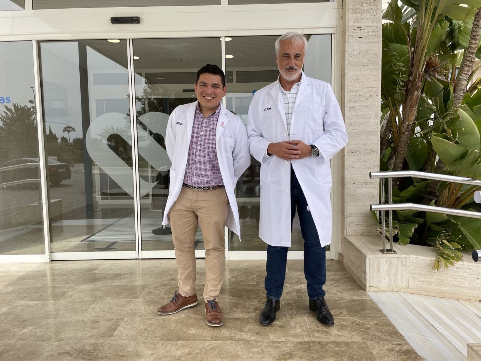 Los oncólogos de Vithas Almería, los doctores Pedro Sánchez Rovira y Renato Salguero Aguilar