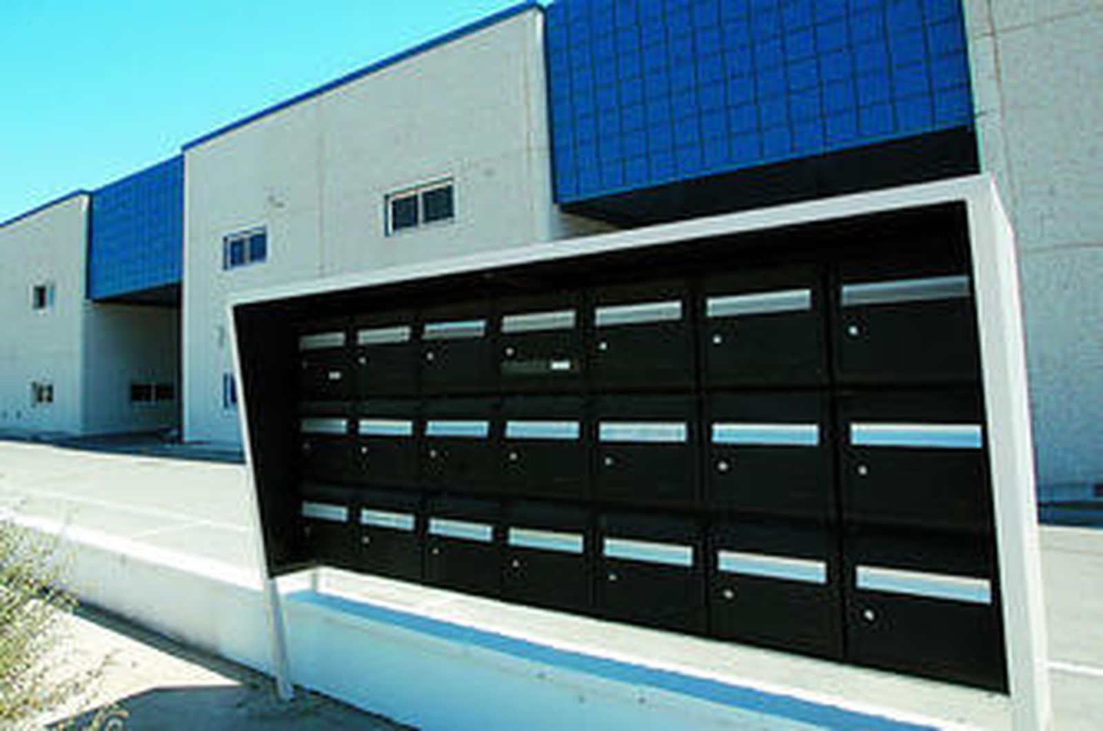 Imagen de los buzones concentrados instalados en las naves de la Zona Franca en La Cabezuela.