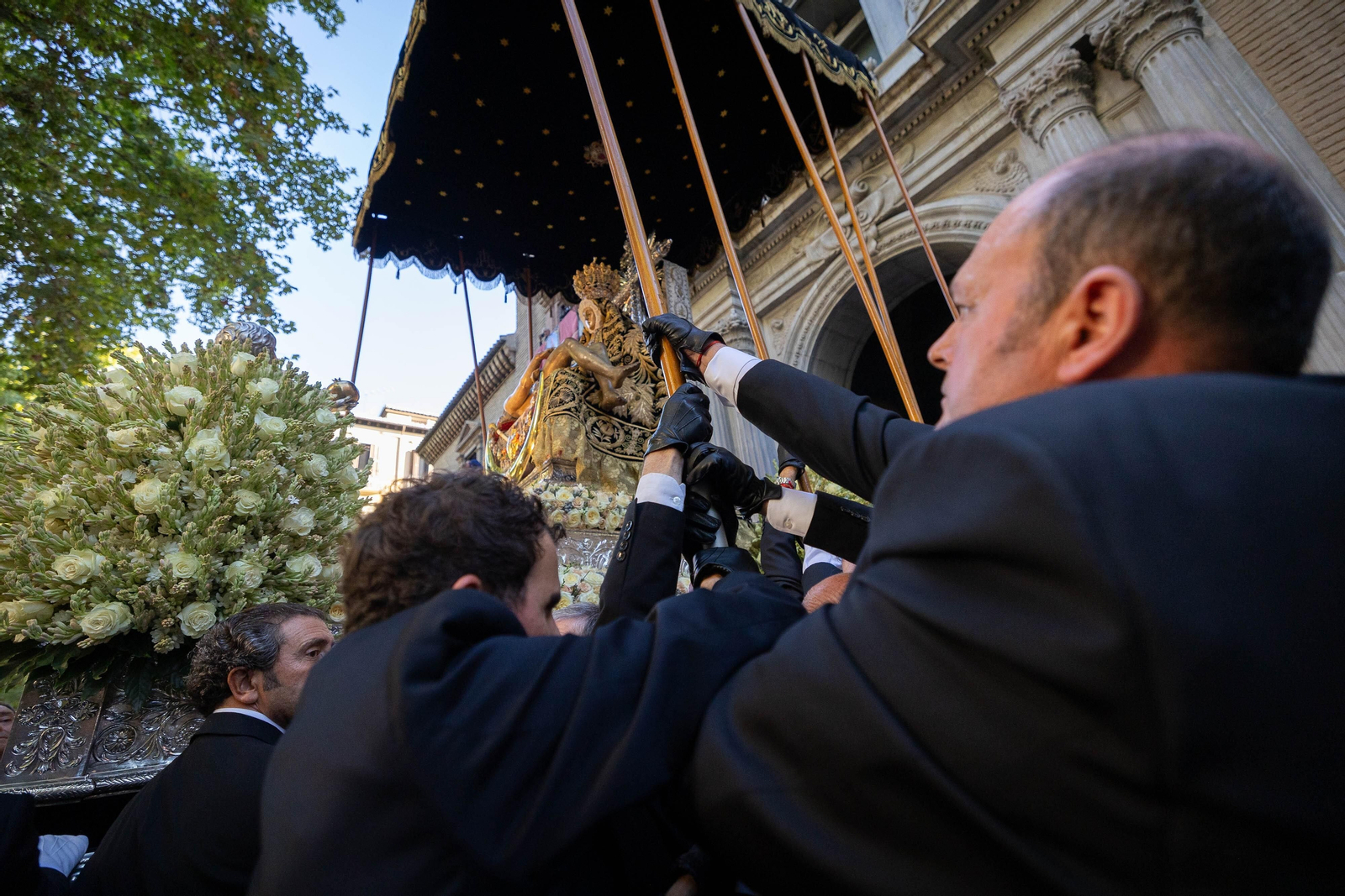 Fotos: así ha sido la procesión de la Virgen de las Angustias de Granada