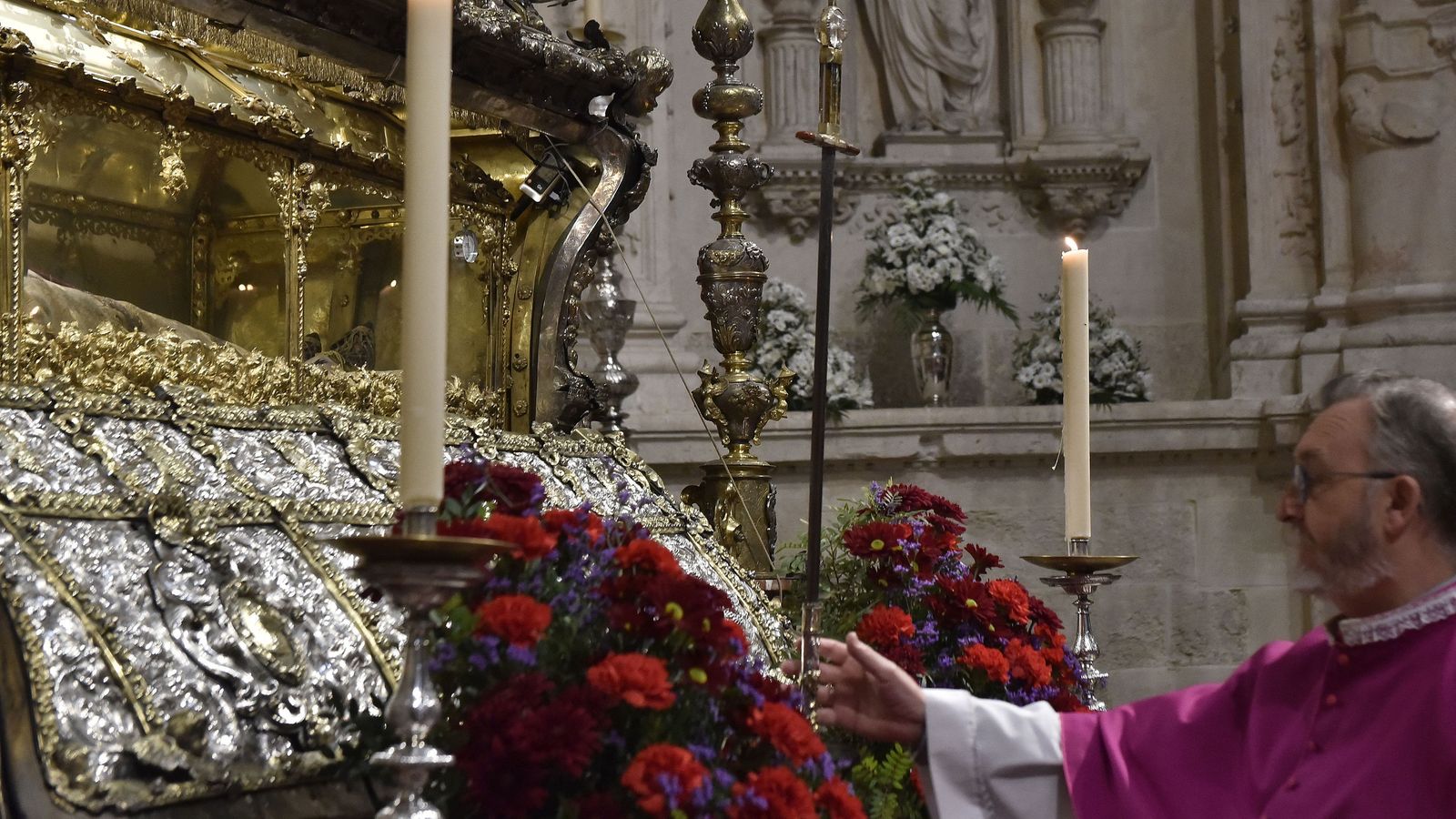 La urna de San Fernando abierta por el aniversario de la toma de Sevilla.