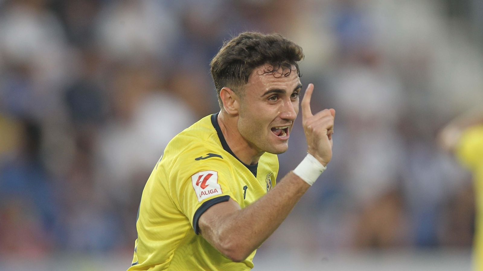 Álex Forés celebra un gol en su etapa en el filial del Villarreal.